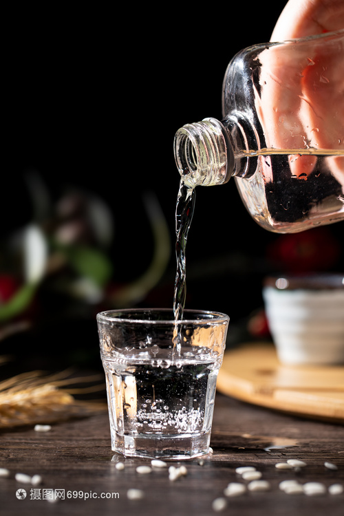 白酒倒酒 一門(mén)餐桌上的藝術(shù)與禮儀